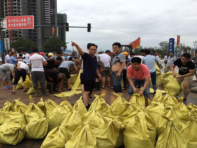 2016年7月20日，集團(tuán)公司組織員工參與“安陽(yáng)7·19特大洪水”搶險(xiǎn)救災(zāi)工作。